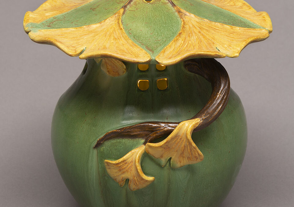 Fluttering Ginkgo Lantern